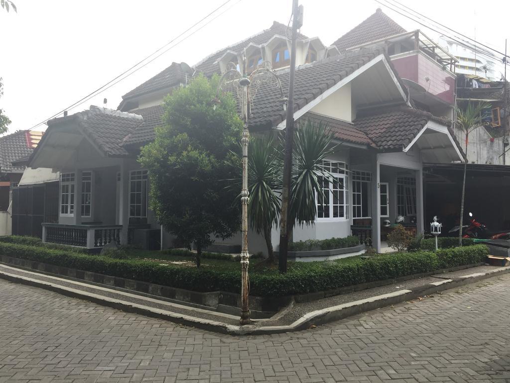 Pele Guesthouse Bandung Eksteriør billede